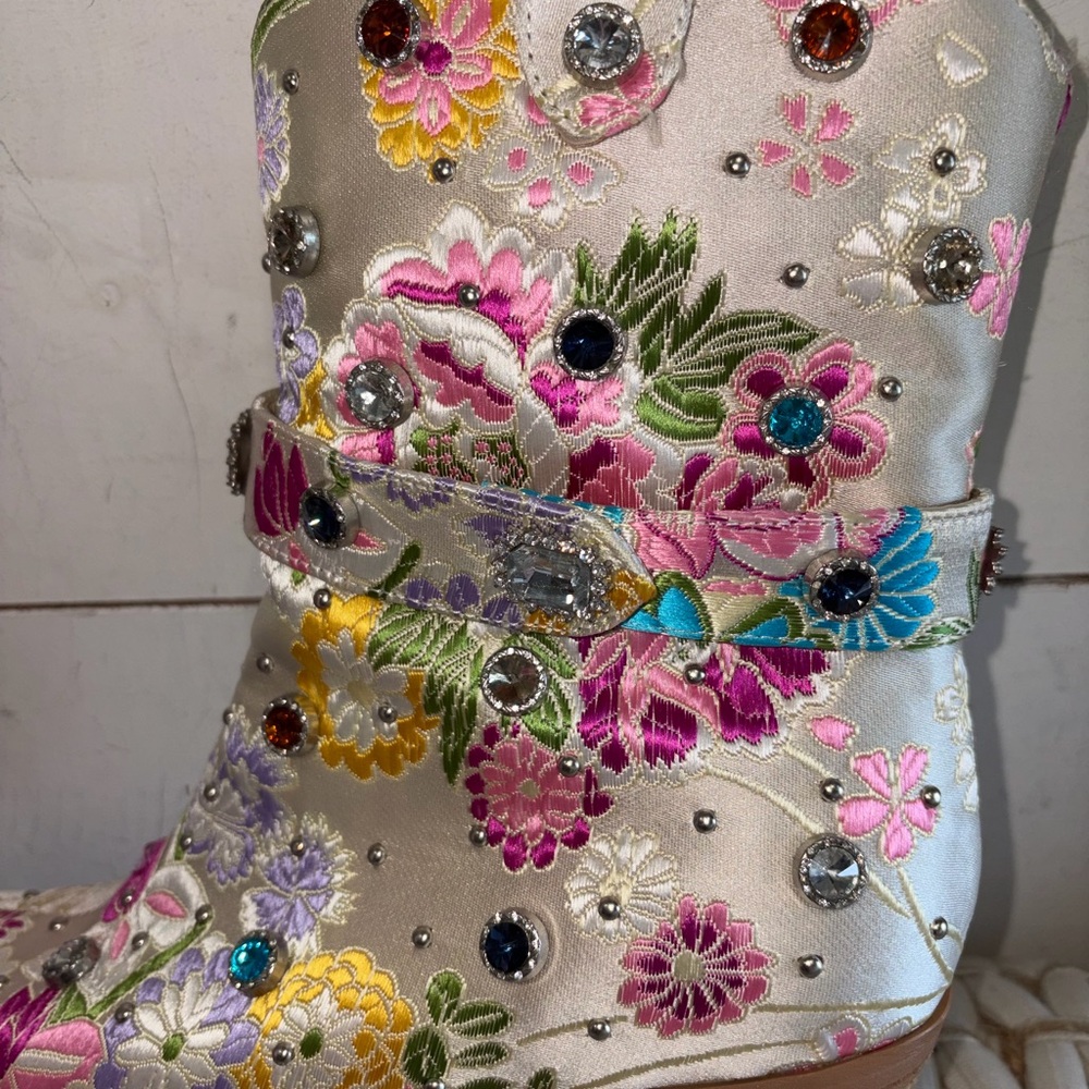 Floral Embroidered Women's Boots - Picture 3 of 4